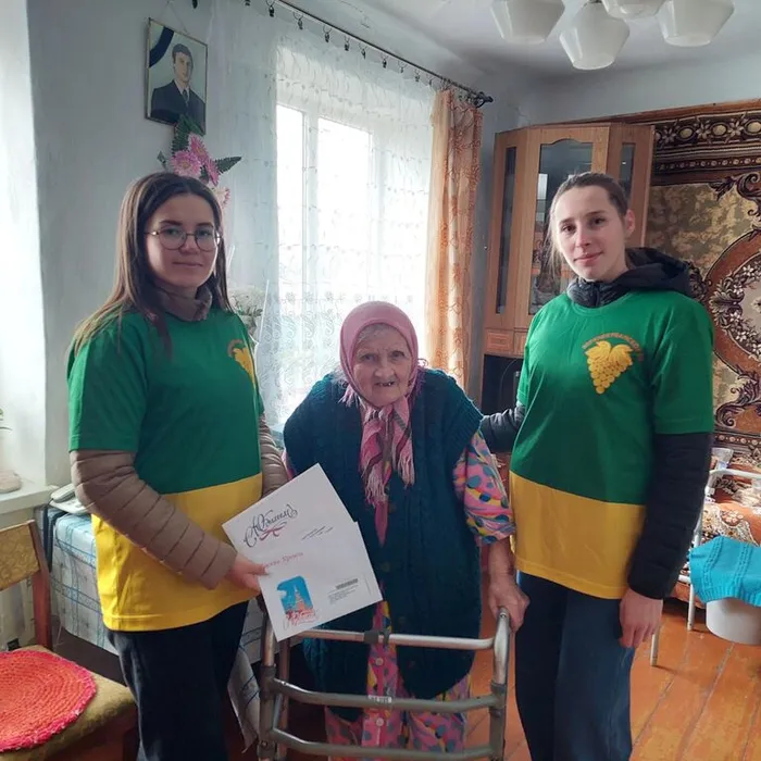 С 95-летием жительницу хутора Кирова, труженицу тыла Миргородскую Ольгу Христофоровну